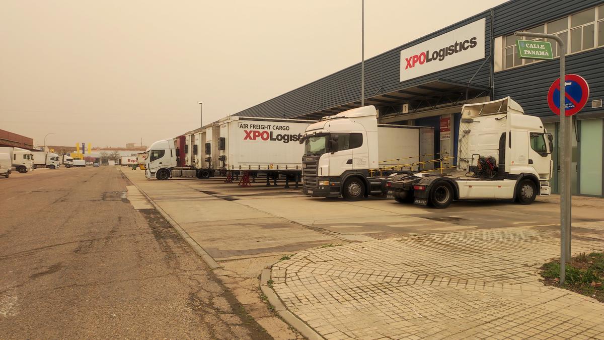 Camiones y cajas de una empresa logística en el CTLB ayer por la mañana.