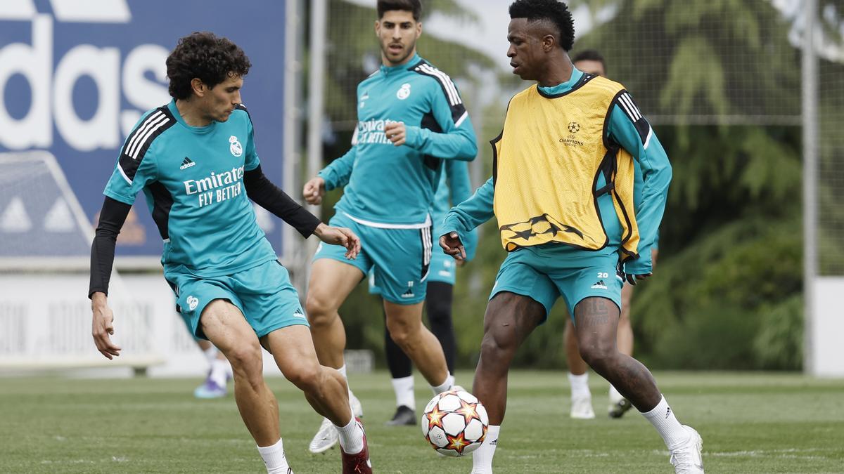 Vallejo, con Vinícius en un entrenamiento del Real Madrid de esta temporada.