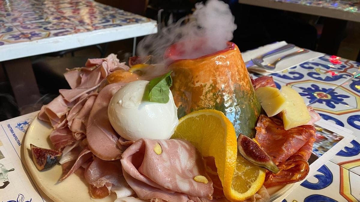 Embutidos de la Campania del restaurante Número Diez en un plato que quiere recordar el Vesubio humeante.