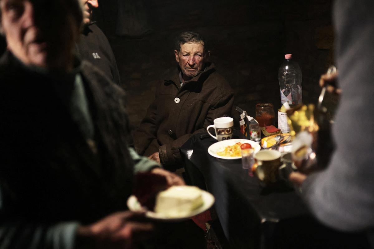 Las personas mayores sobreviven a duras penas entre las ruinas de la guerra de Ucrania