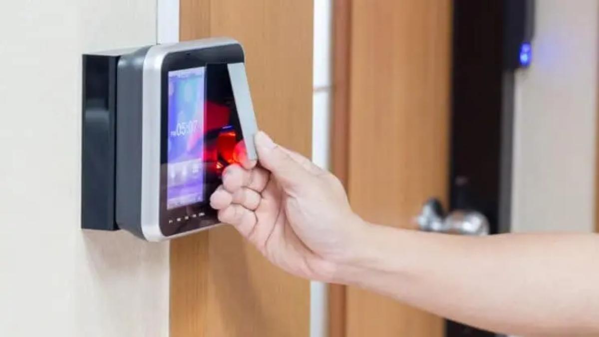 Una persona ficha en su trabajo.