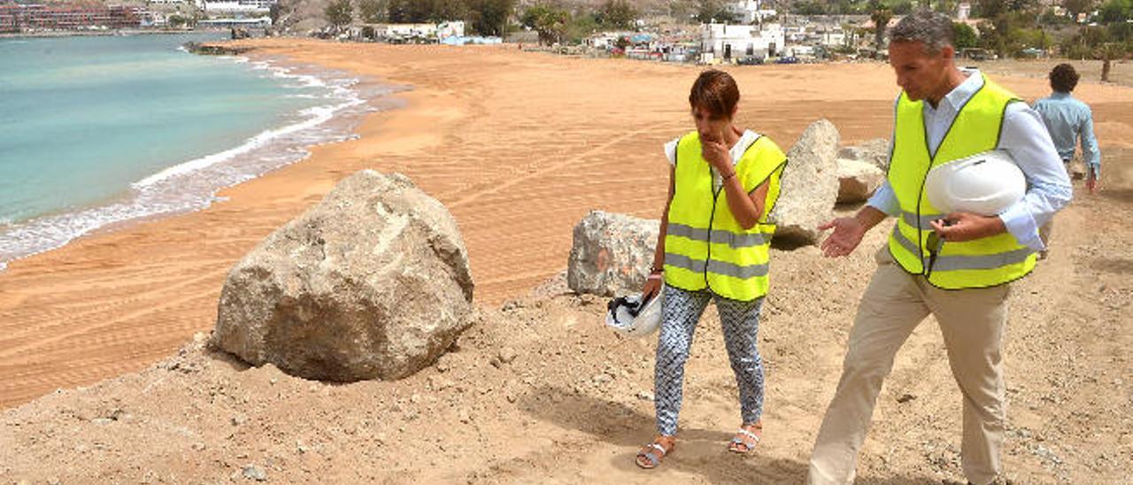 La alcaldesa de Mogán, Onalia Bueno, junto al director general del Grupo Anfi, José Luis Trujillo, en la playa de Tauro.