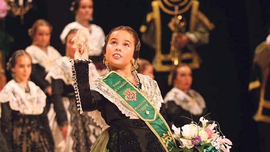 El Teatro Principal de Castelló aclamó ayer a Berta Blasco Llidó como reina infantil de las fiestas de la Magdalena 2009. La solemnidad del acto de imposición de bandas y la simpatía de Berta completaron una jornada mágica en la que los niños tuvieron todo el protagonismo.