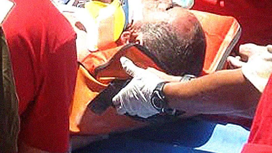 Malagueño. Guerrero, en la camilla tras el accidente.