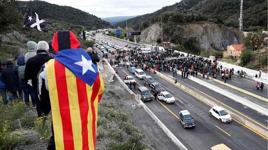 ¡Atención camioneros y automovilistas de Castellón!: Tsunami Democràtic corta la AP-7 y la frontera