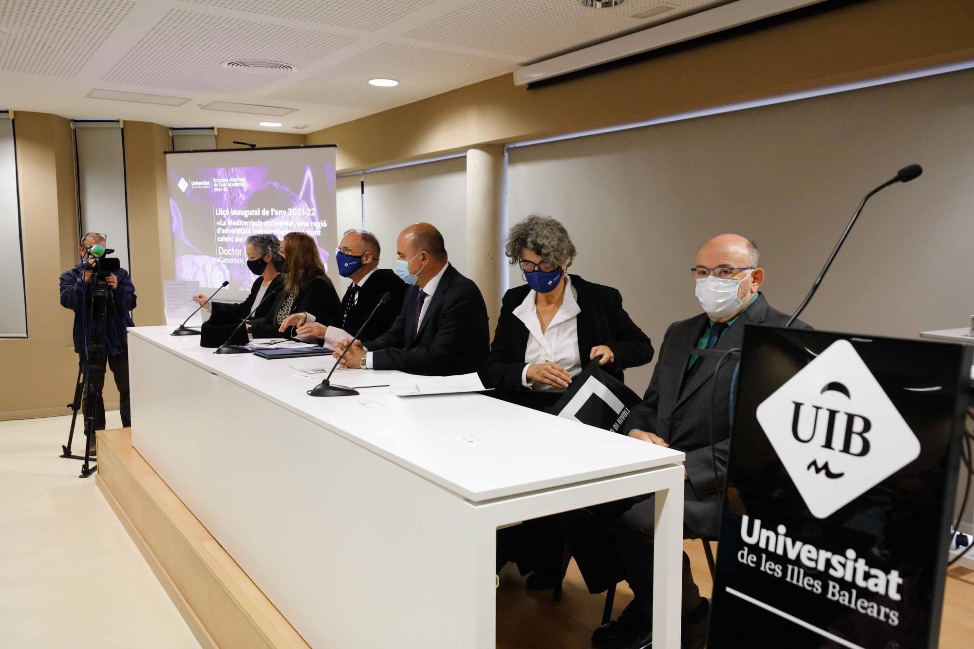 UIB de Ibiza: una graduación "rara" y "emotiva" marcada por el coronavirus