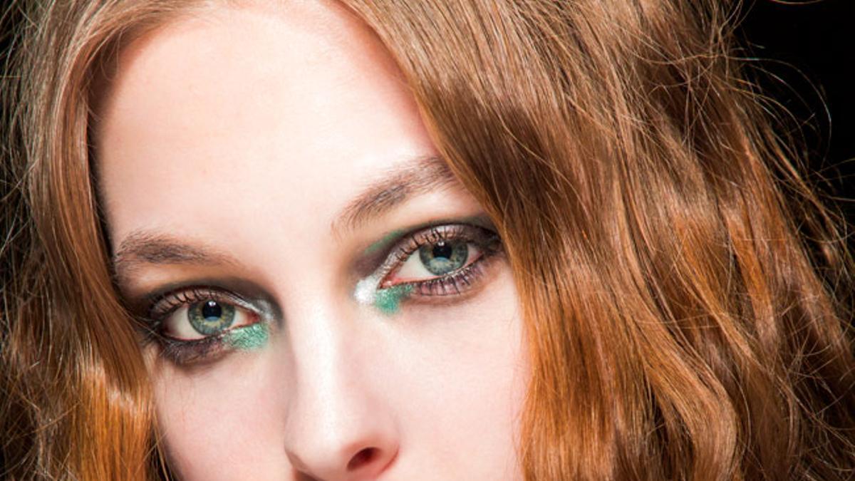 Maquillaje verde metalizado en el desfile de otoño-invierno 2018-2019 de Emporio Armani