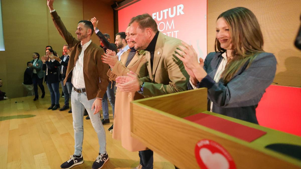 Bielsa saluda desde el escenario junto al alcalde de Silla, Vicent Zaragozá.