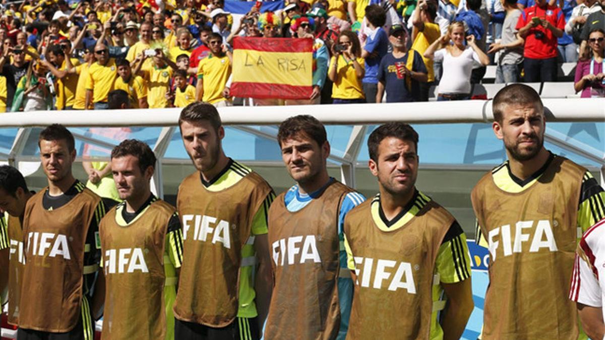 Los suplentes de España, antes del partido contra Australia en el Mundial 2014