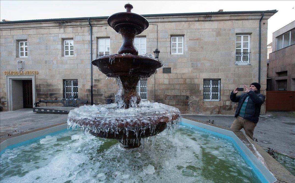Una fuente congelada en la localidad gallega de Verín.