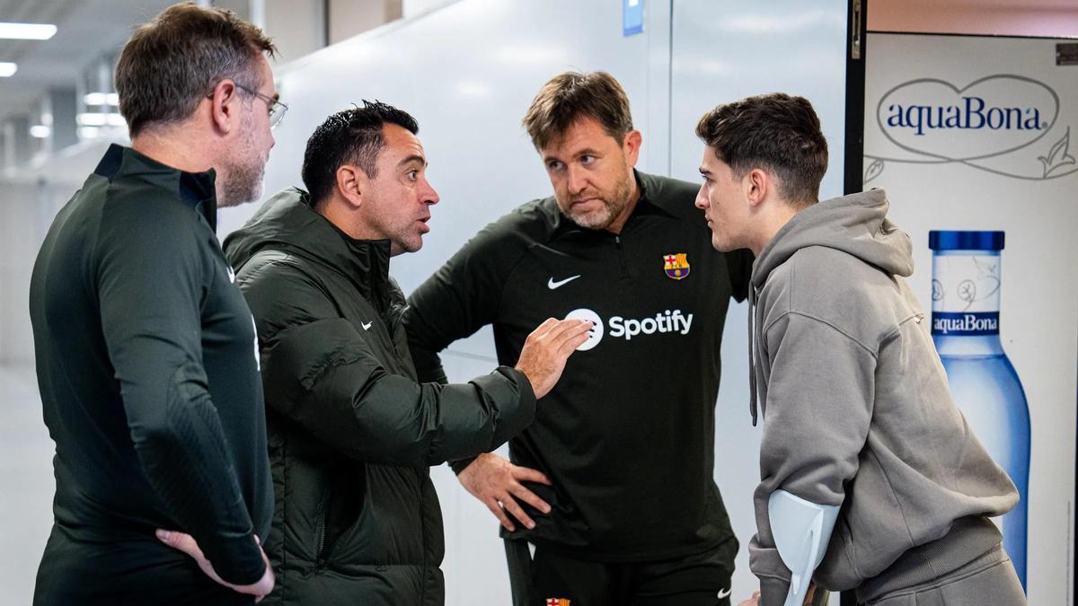 Òscar y Xavi Hernández y Sergio Alegre, los técnicos, hablan con Gavi.