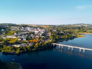 El pueblo más bonito de Lugo no es Ribadeo: es uno que se trasladó piedra a piedra montaña arriba cuando un embalse ahogó el original