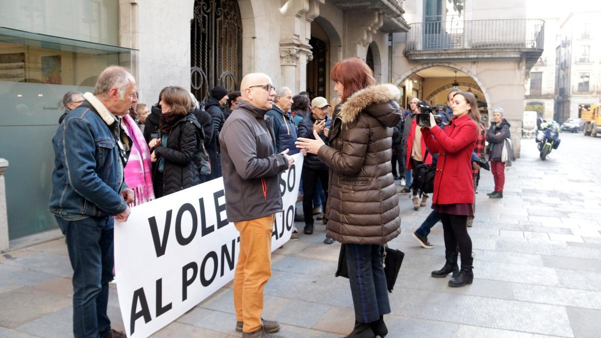 El president de l'AMPA del Narcís Xifra, Roger Casero, parlant amb l'alcaldessa de Girona en una protesta.