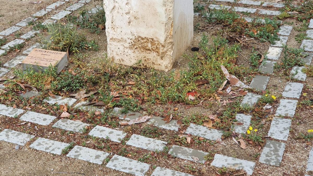 Baixos del monument dedicat a Alfred Figueras