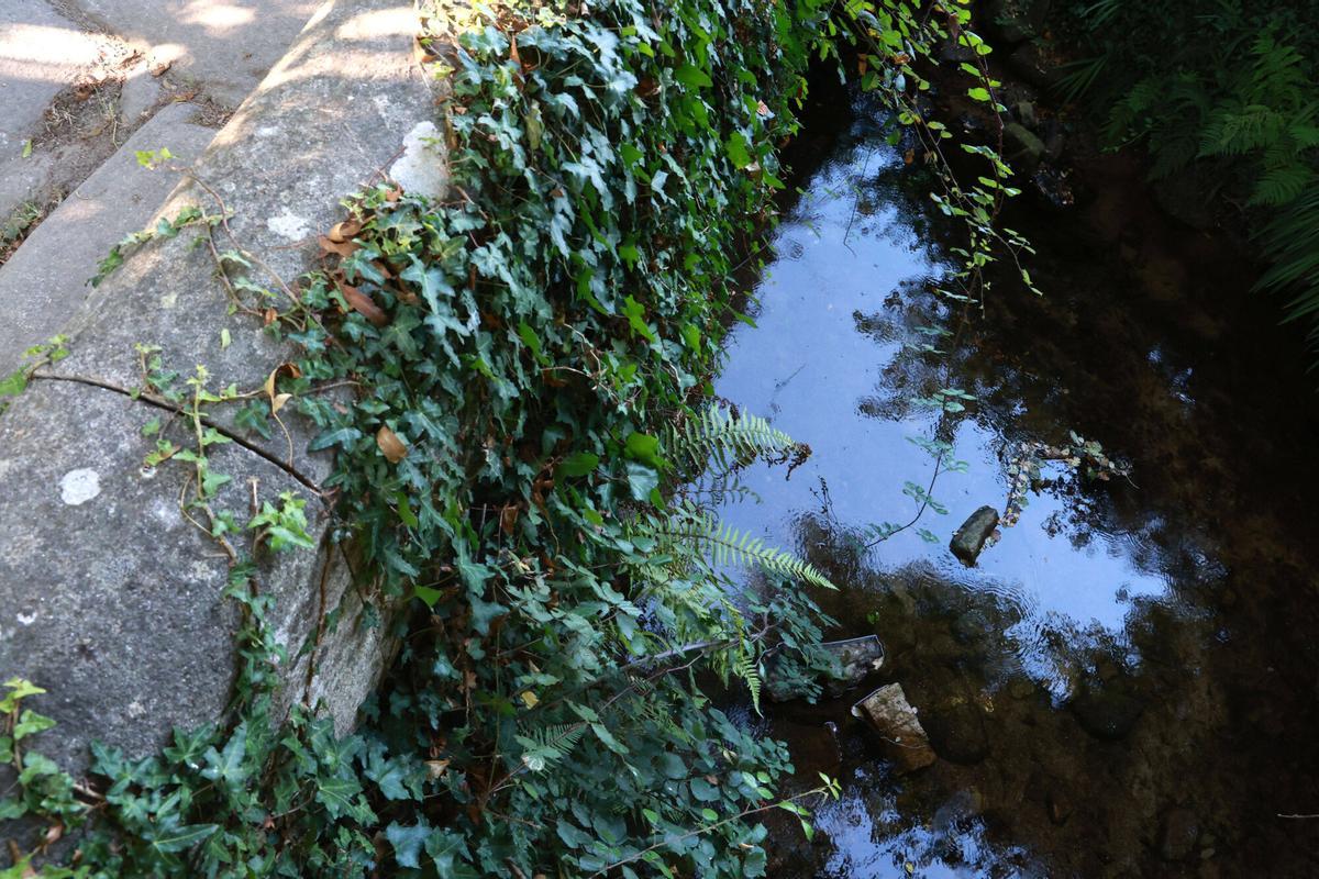 Gondomar. Puente das ánimas al que han quitado las piedras que lo cubrían y tirado al río