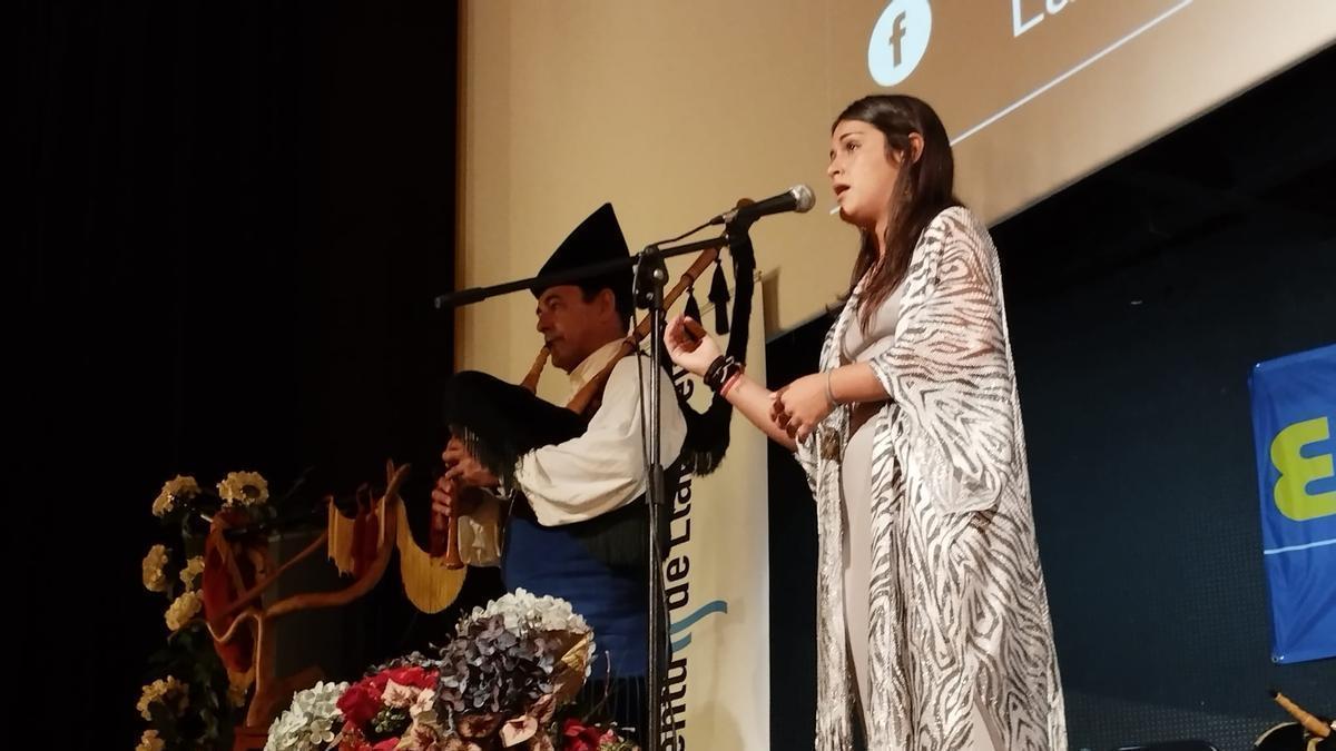 Celia Noriega, acompañada a la gaita por Valentín Fuente.