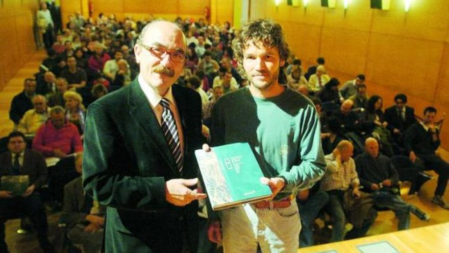 Jorge Egocheaga, a la derecha, junto a César Claverol, ante el público asistente a la presentación del libro.