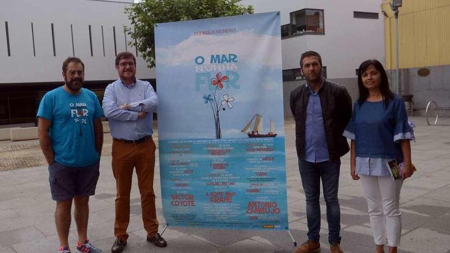 Presentación de &quot;O mar nunha flor&quot;, ayer en A Illa.  // Noé Parga