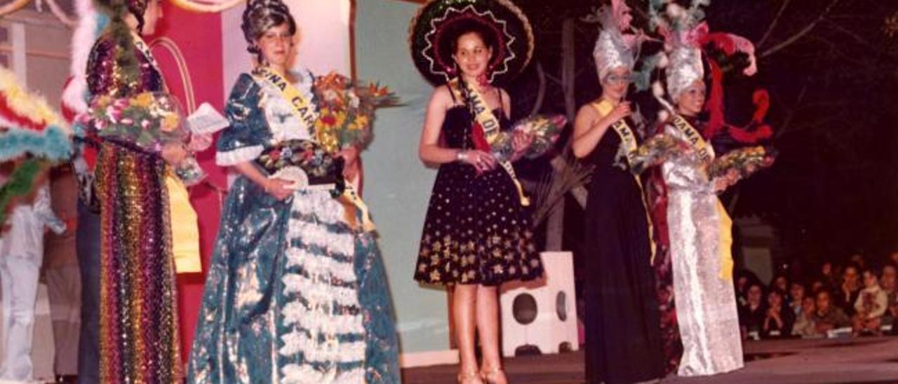 Primeras candidatas a Reina del Carnaval de 1976. La ganadora fue Rosa Delia  González Santana; segunda por la izquierda.