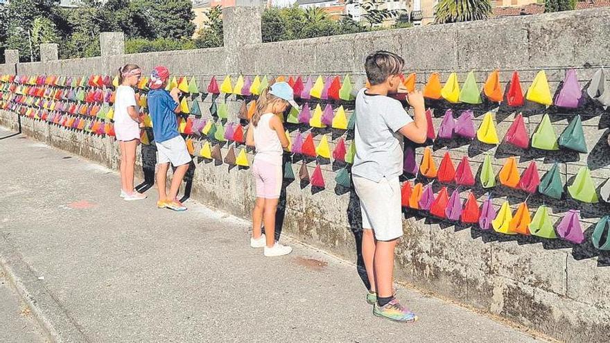 Niños de Curtis y Teixeiro se arman de pintura e ingenio para reivindicar más espacio en las calles