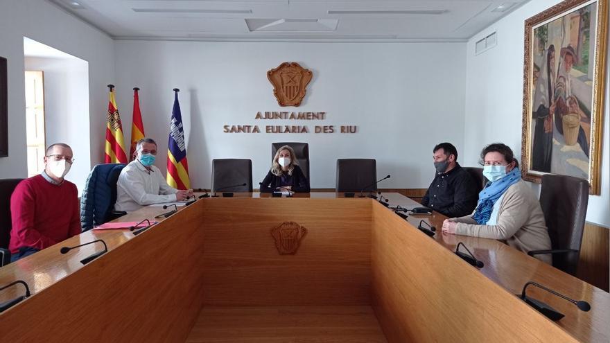 Reunión de los representantes de Pimeef y el Ayuntamiento de Santa Eulària.