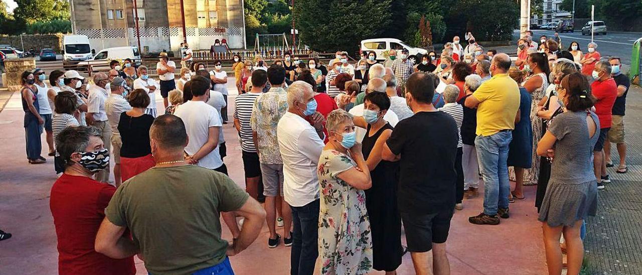 Los vecinos se manifestaron para reclamar mejoras de seguridad vial e irán jueves al pleno.