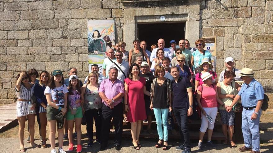 Los participantes en el tren turístico de la Ruta da Lamprea, esta mañana en el castillo de Doña Urraca. / FdV