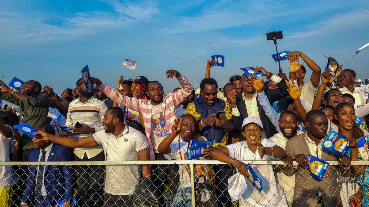 Cientos de fieles asisten a la misa multitudinaria que el papa Francisco celebra en el aeropuerto &quot;Ndolo&quot; de la capital de la República Democrática del Congo (RDC)