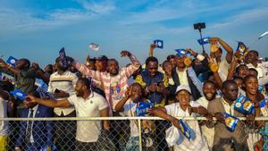 Cientos de fieles asisten a la misa multitudinaria que el papa Francisco celebra en el aeropuerto Ndolo de la capital de la República Democrática del Congo (RDC).