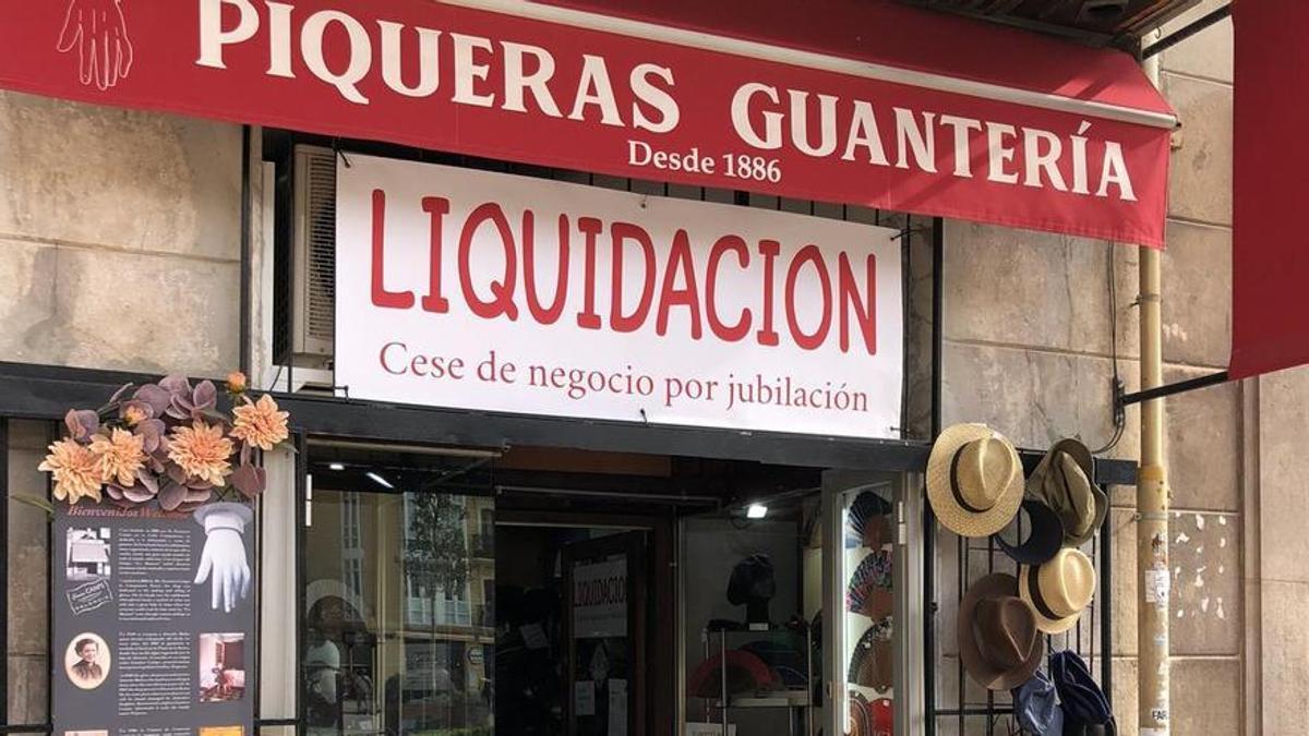 Cierra Guantes Piqueras, el último negocio tradicional de Plaza de la Reina. M.A.