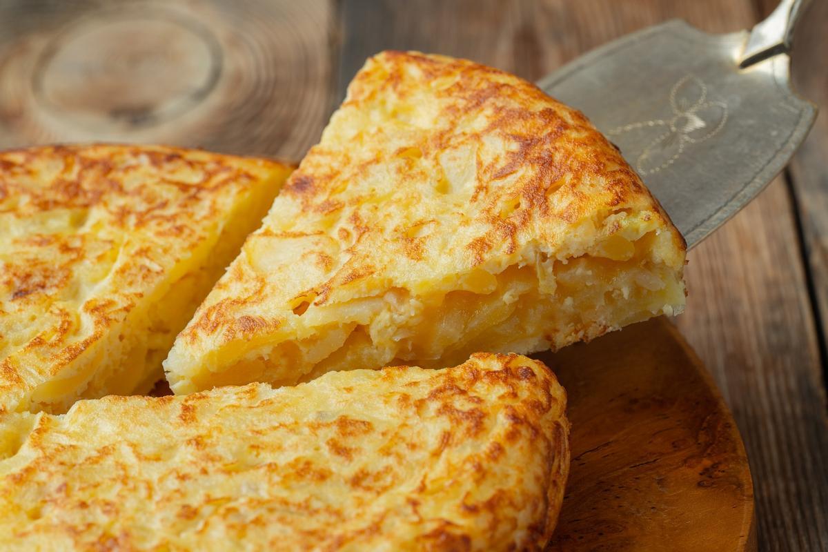 Un trozo de tortilla cortado para servir.