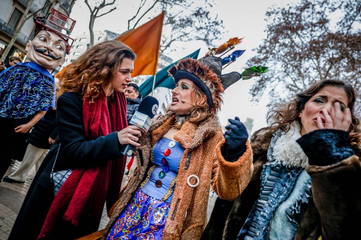 Cercavila de incio del Carnaval de Barcelona. El recorrido ha empezado al inicio de la Rambla para dirigirse al Palau de la Virreina, donde ha habido un espectáculo y una 'taronjada' ( confeti y globos)
