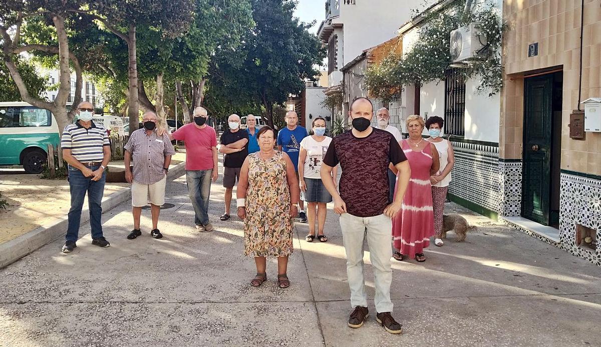 Algunos de los vecinos afectados por el campo de fútbol, en la calle Dolores Casini, ayer. | A.V.