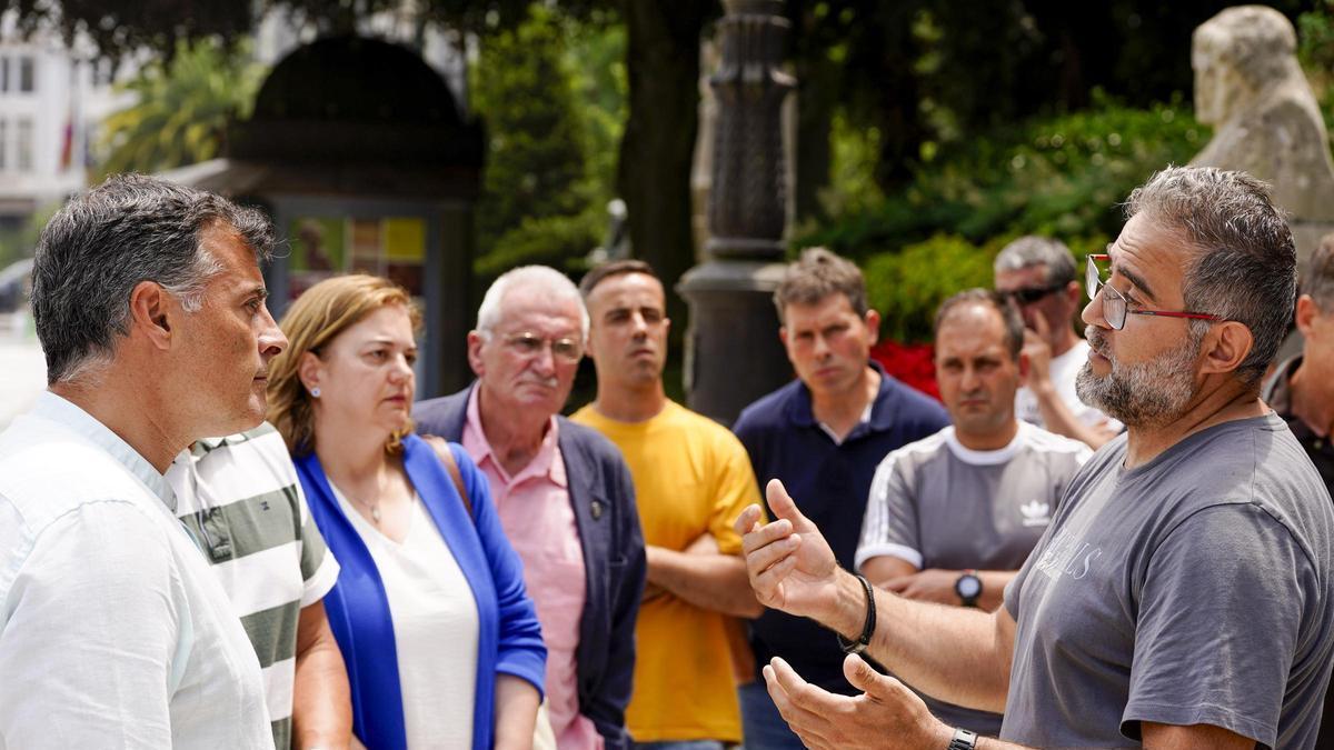 Los acaldes de Cangas y Tineo conversan con los mineros en la acampada de Oviedo.