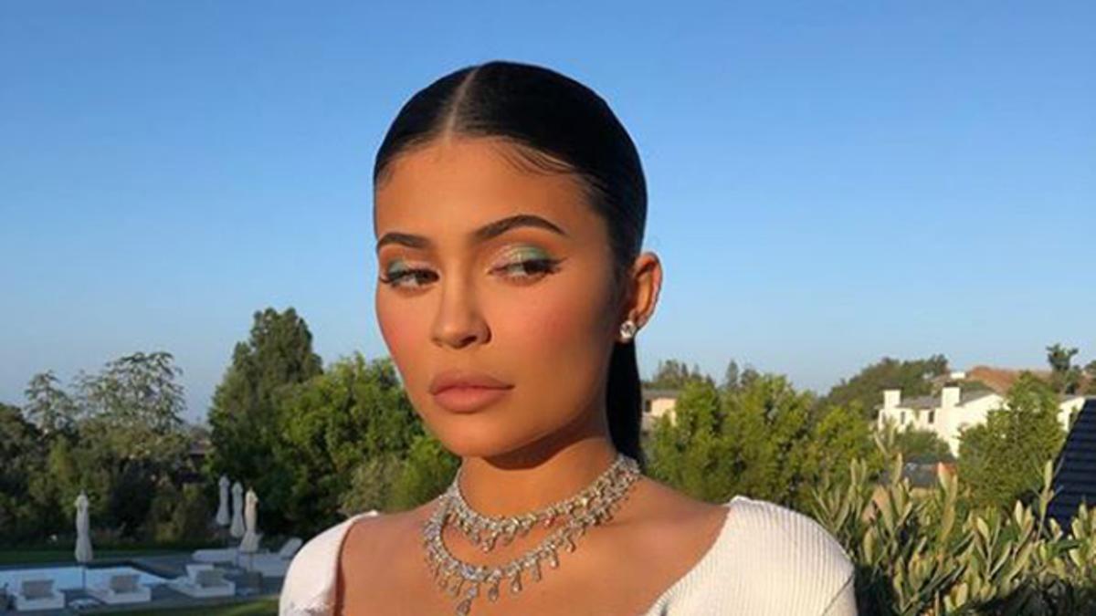 Kylie Jenner con conjunto blanco y joyas