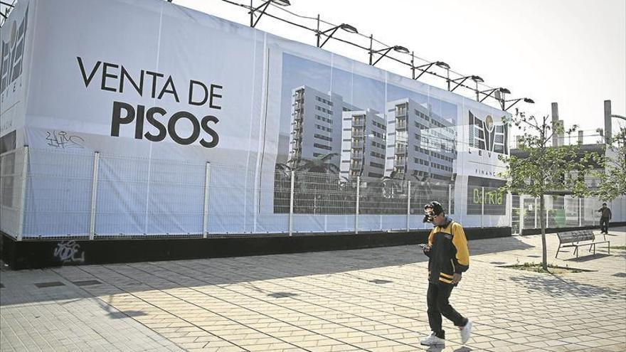 La compra de vivienda aumenta un 14%, aunque menos que en España