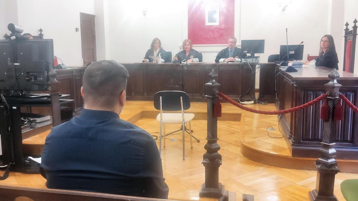 El acusado, de espaldas, en el banquillo de la Audiencia Provincial de Zamora.