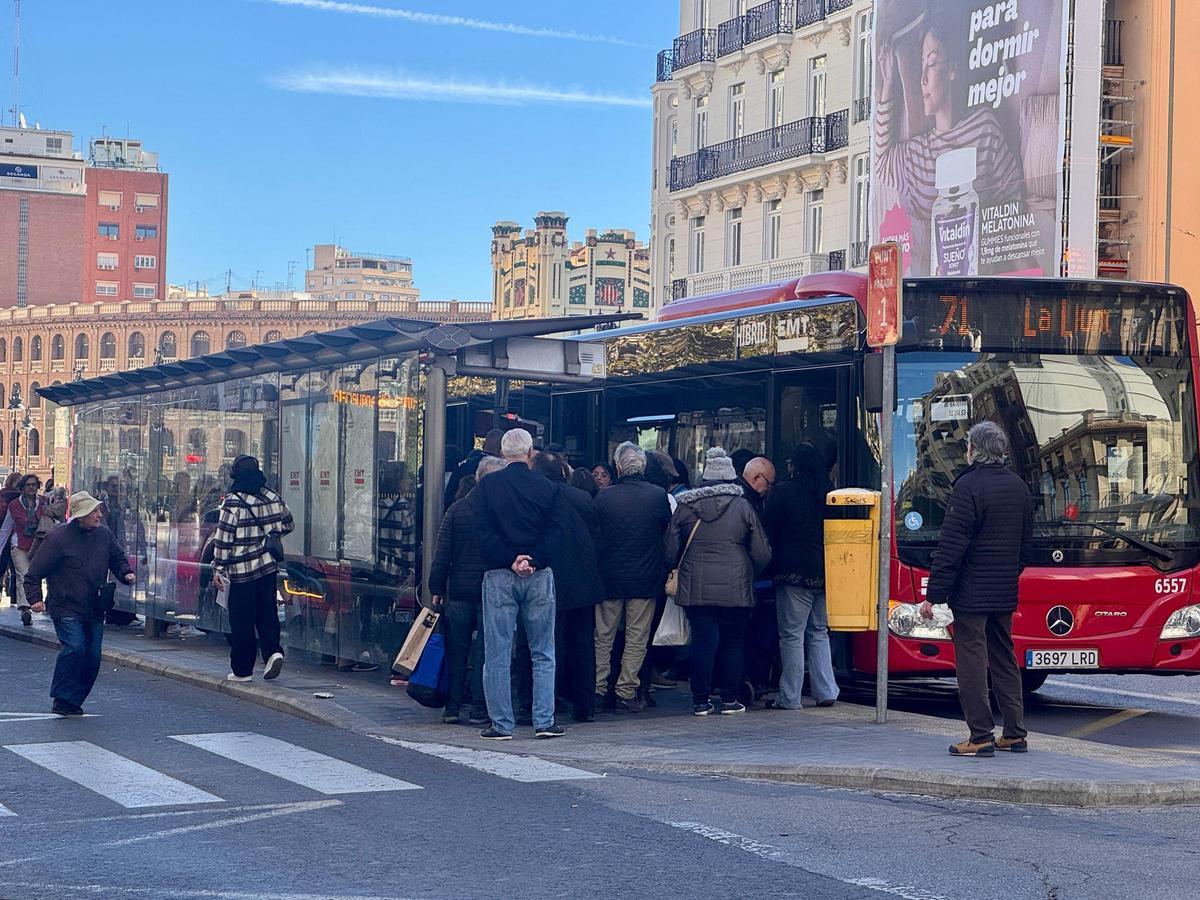 Masificación en uno de los buses que van al centro de València
