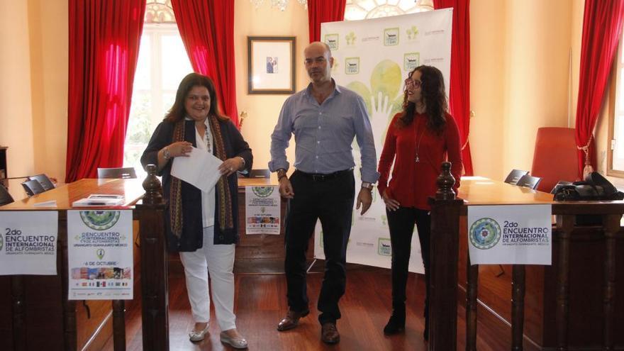De izquierda a derecha: la presidenta de los alfombristas de Bueu, Carmen Santos; el alcalde, Félix Juncal; y la concejala de Turismo, Silvia Carballo. // Santos Álvarez