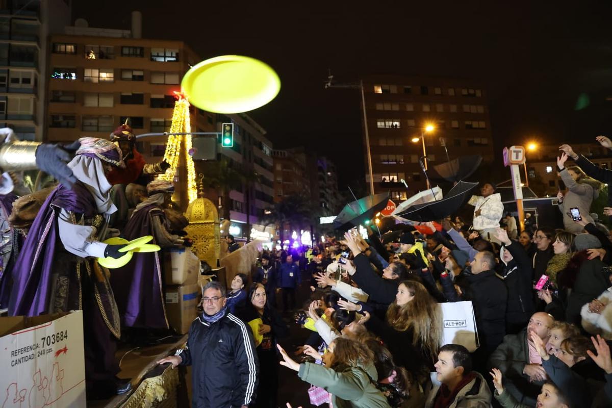 Alicante desafía las bajas temperaturas para ver la Cabalgata de Reyes Magos