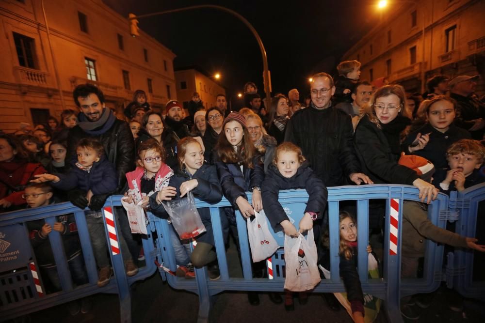 Die Heiligen Drei Könige wurden am Donnerstagabend (5.1.) bei ihrem bunten Umzug durch Palma von allerlei Meeresgetier begleitet. Statt auf dem Rathausplatz führte der Weg dieses Jahr vom Hafen zum Borne-Boulevard.