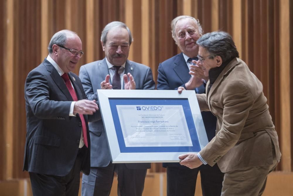 Entrega de la medalla de plata a la Banda de Música Ciudad de Oviedo