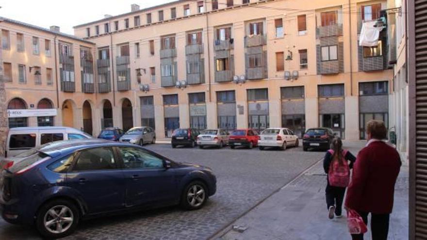 Imagen de la plaza de Les Xiques, donde fueron construidas las 80 viviendas que el Ayuntamiento va a legalizar.