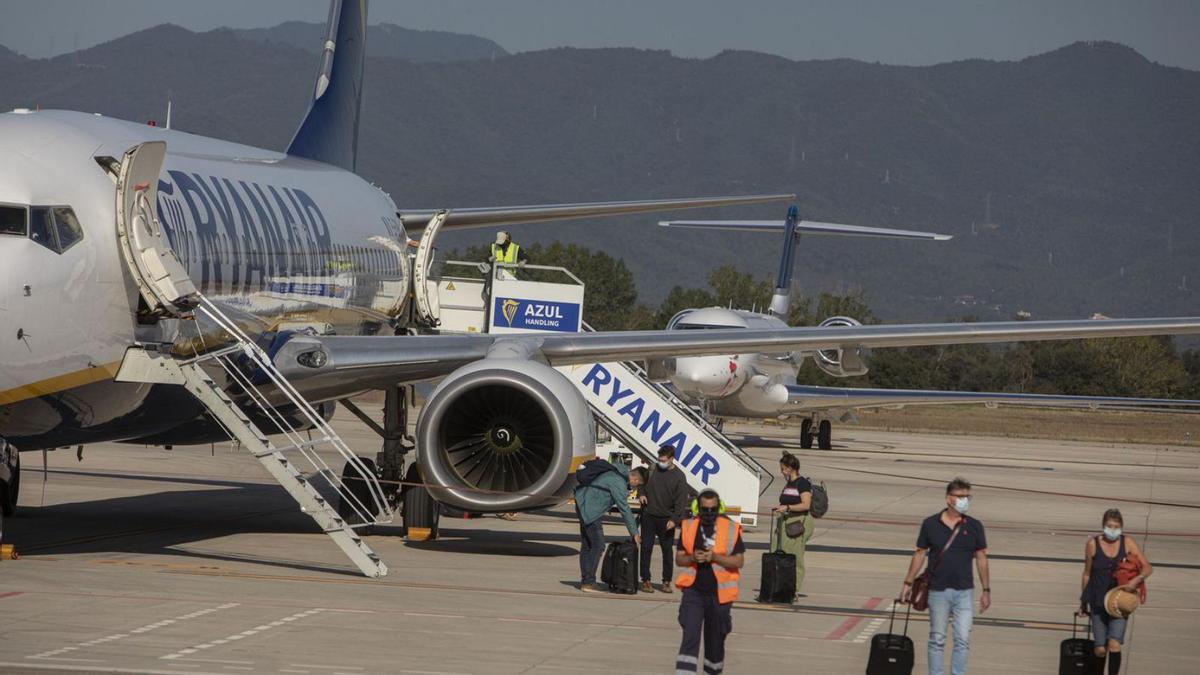 Arriba dels primers turistes anglesos, aquest estiu, a l’aeroport de Girona.