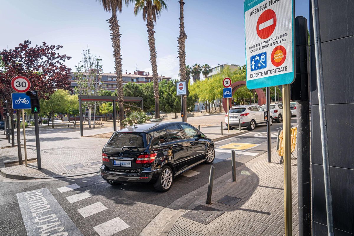 Control de acceso en el barrio de Gavarra de Cornellà.