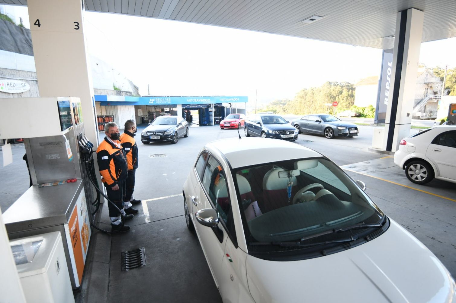 Colas en las gasolineras el primer día del bono al combustible