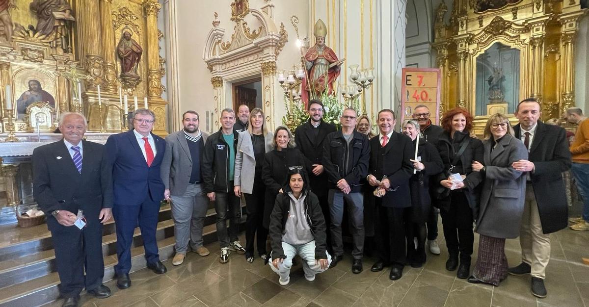 La comisión de Sant Blai, con el cura de Estivella y responsables municipales.