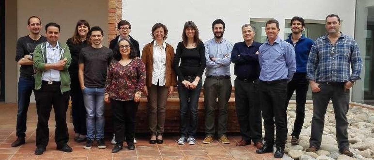 El equipo de investigadores con Fernández-Real (cuarto dcha.). // FdV