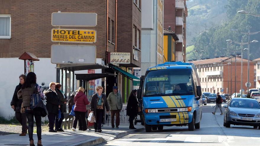 Mieres ultima la renovación de todas las marquesinas y paradas de autobús urbano del concejo