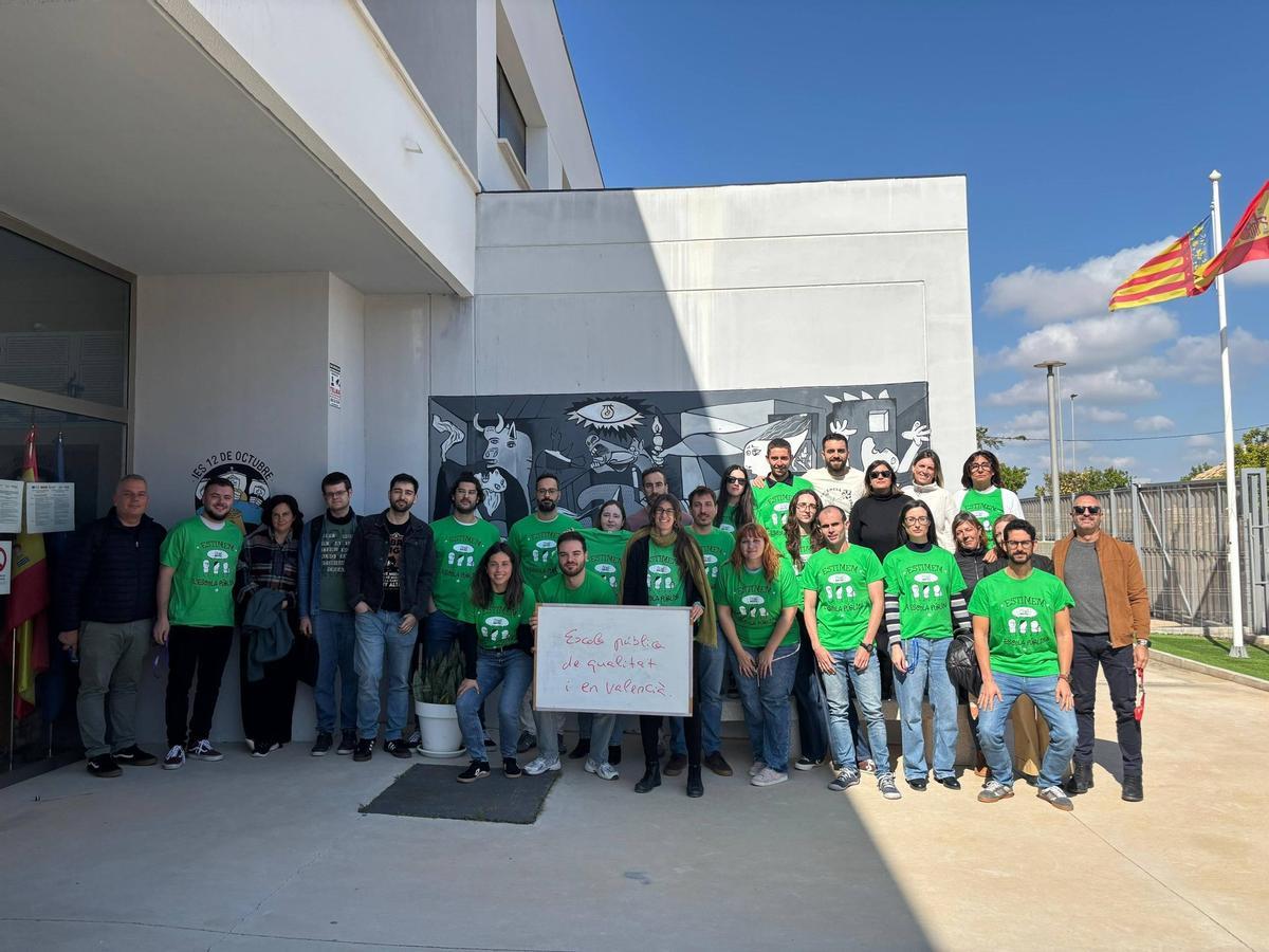 Concentración a las puertas de los centros como parte de las movilizaciones de los sindicatos de Educación